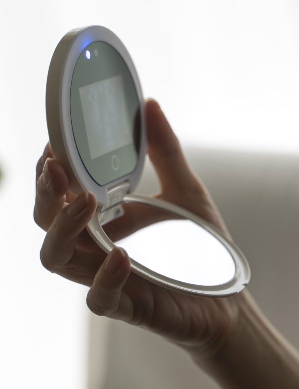 Travel mirror with UV camera for sun protection control